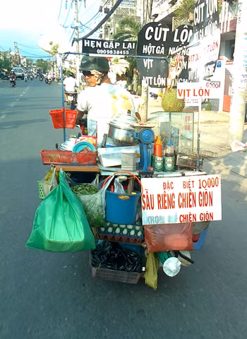 Tạp hóa di động (Ảnh: Gia Thiều).