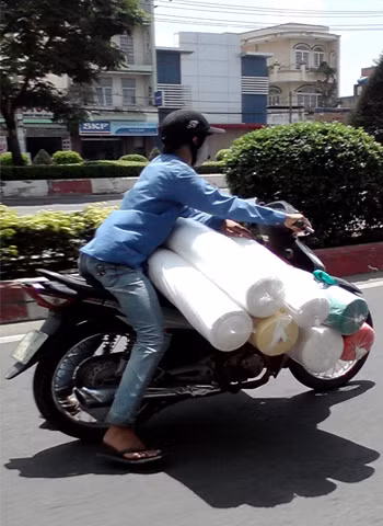 Đi xe kiểu này rồi sao mà phanh. Ảnh: Hà Dũng Đi xe kiểu này rồi sao mà phanh. Ảnh: Hà Dũng