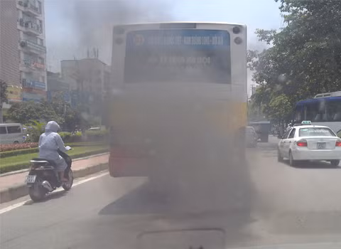 Xe buýt "cổ" Hà Nội (Ảnh: Nguyễn Ngọc Sơn).