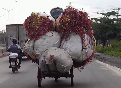Chở hàng cồng trên quốc lộ 51, Biên Hòa, Đồng Nai. Ảnh: Bùi Hữu Tân