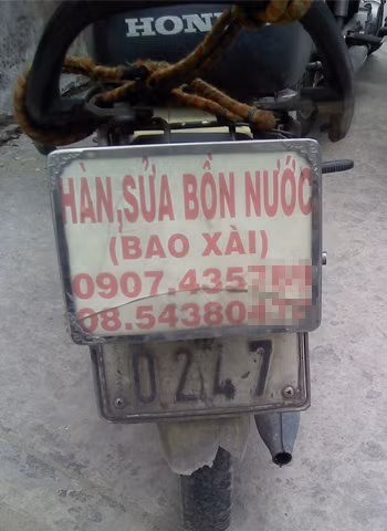 Chủ nhân chiếc xe sửa chửa bồn nước này gắn thêm chiếc biển quảng cáo đi khắp trên địa bàn Quận Gò Vấp, TP. HCM đễ sửa chửa ống nước. Tấm hình này là tôi chụp lúc xe dừng để sửa ống nước cho nhà tôi. Ảnh: Cao Văn Tuấn.
