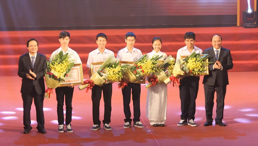 Chàng trai “vàng” Toán học quốc tế đam mê Lịch sử ảnh 2