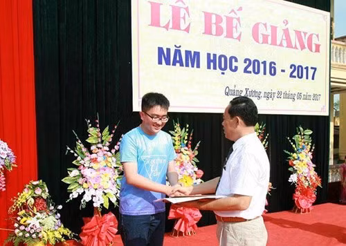 Thí sinh Nguyễn Hải Đăng (trái) đạt 3 điểm 10 tuyệt đối trong kì thi trung học phổ thông quốc gia năm 2017. (Ảnh tác giả cung cấp) Thí sinh Nguyễn Hải Đăng (trái) đạt 3 điểm 10 tuyệt đối trong kì thi trung học phổ thông quốc gia năm 2017. (Ảnh tác giả cung cấp)