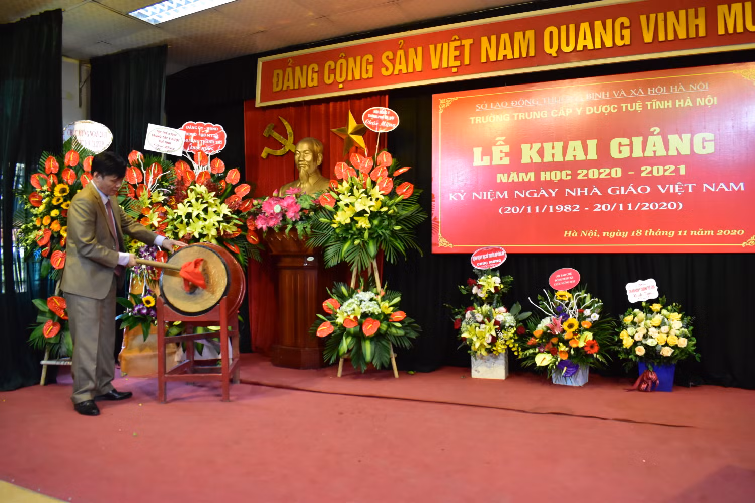 Phó Giáo sư, Tiến sĩ Phan Anh Tuấn, Hiệu trưởng nhà trường đánh trống khai giảng năm học mới. Ảnh: Đình Hùng