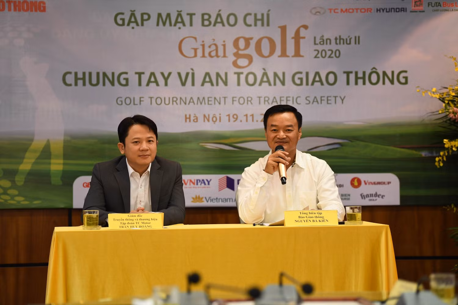 Ban tổ chức trả lời các câu hỏi của phóng viên. Ảnh: Ban tổ chức