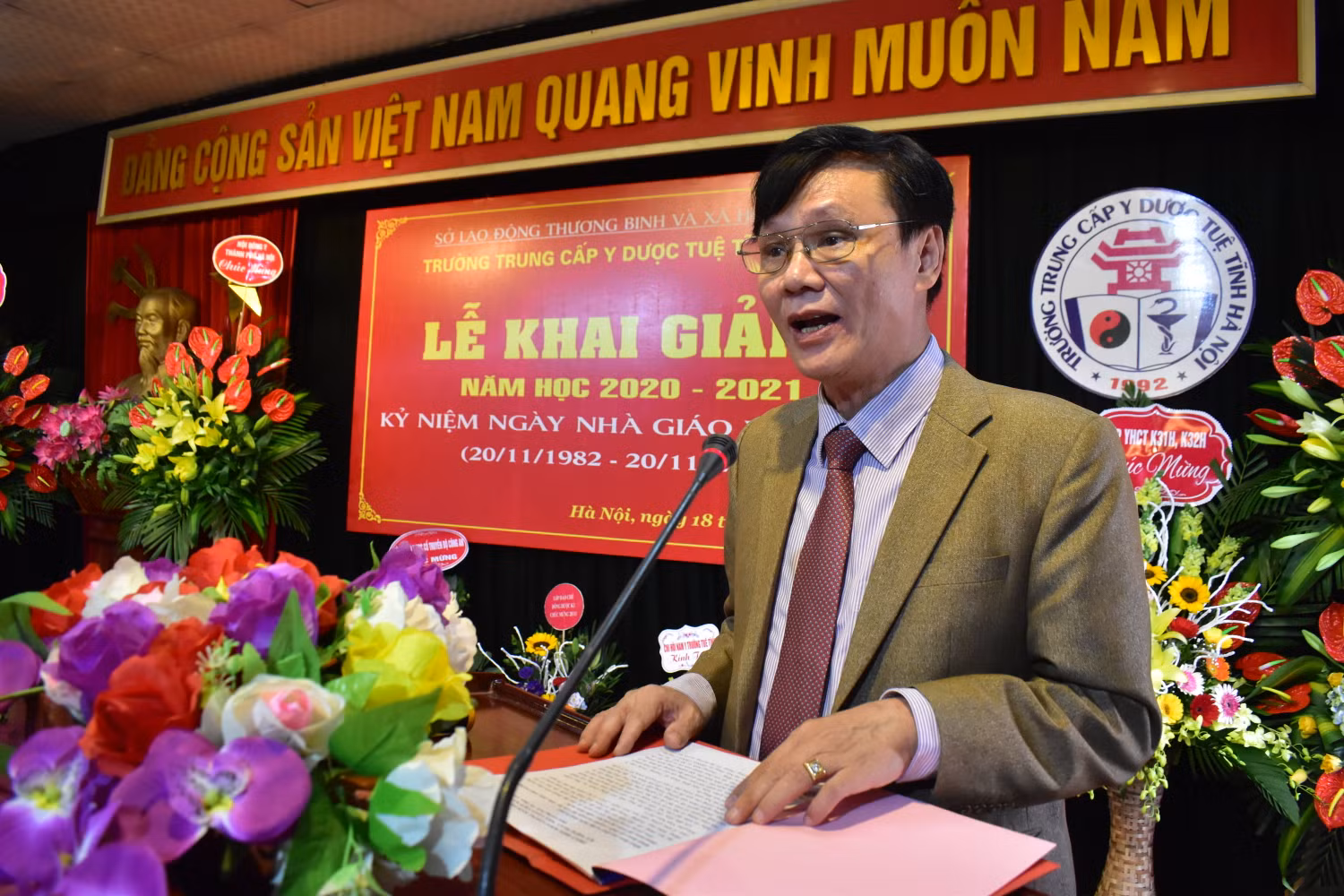 Phó Giáo sư, Tiến sĩ Phan Anh Tuấn, Hiệu trưởng nhà trường phát biểu. Ảnh: Đình Hùng