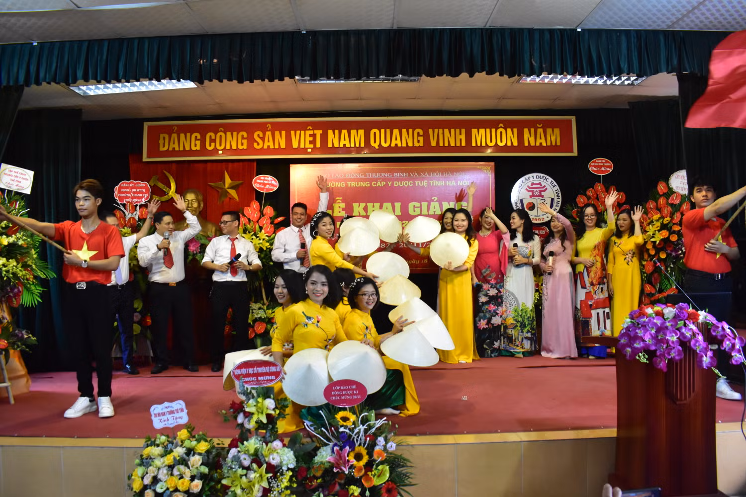 Tiết mục văn nghệ chào mừng buổi lễ.