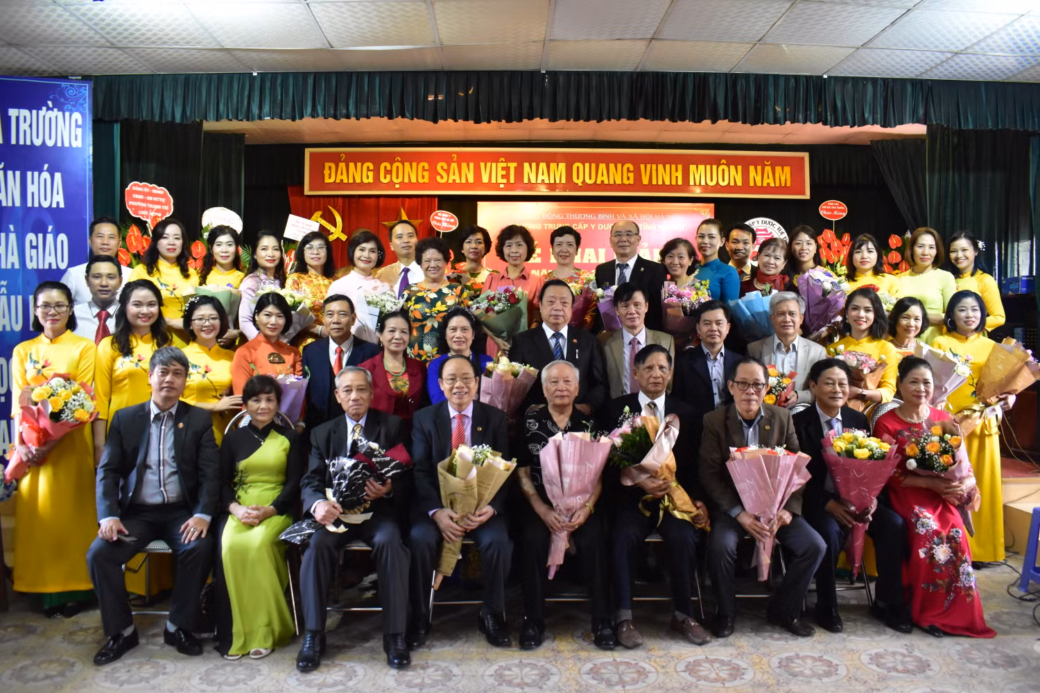 Tri ân các thế hệ giảng viên, giáo viên nhà trường. Ảnh: Đình Hùng