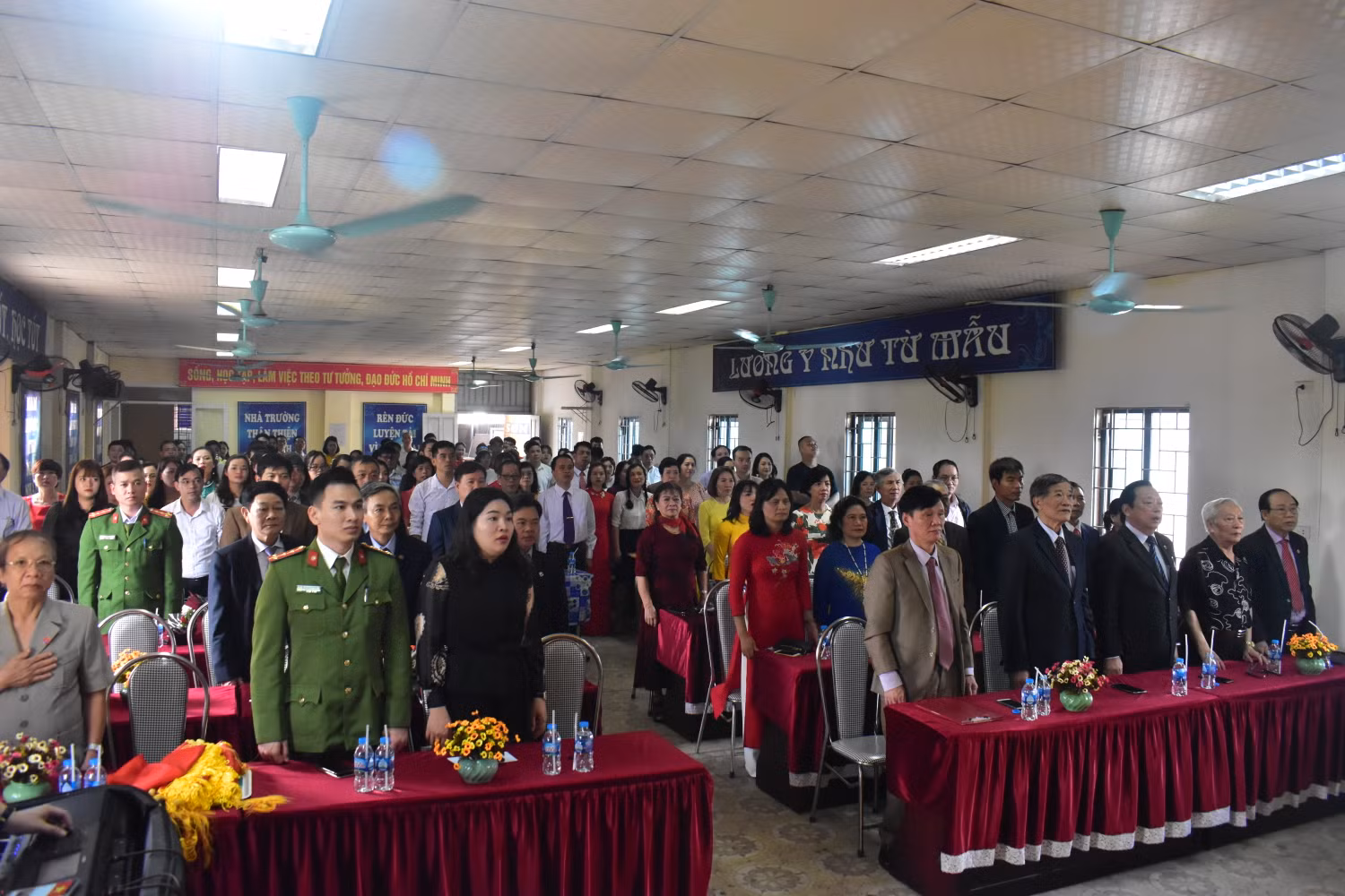 Các đại biểu tham dự làm lễ chào cờ. Ảnh: Đinh Hùng