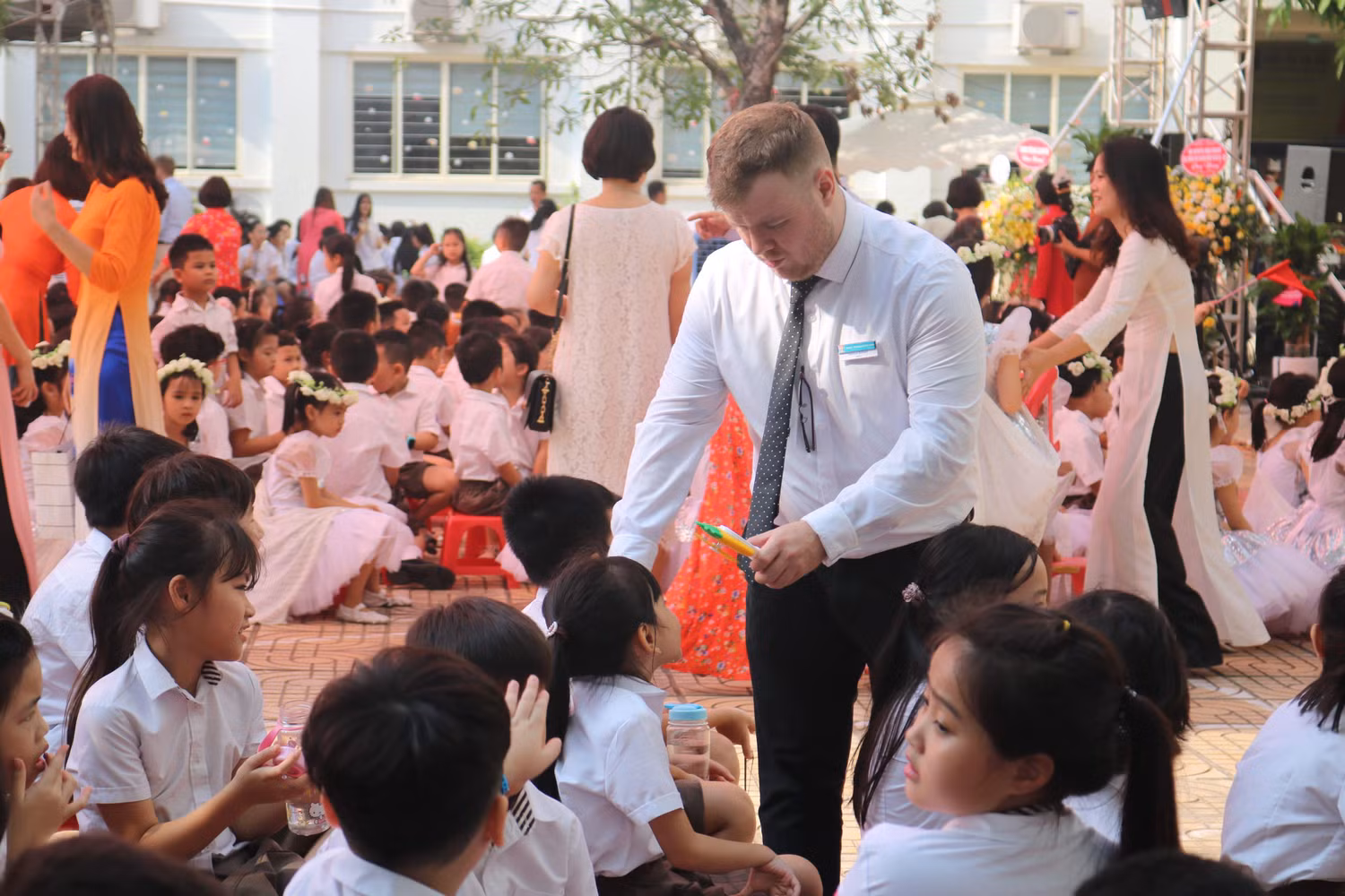 Hành động siêu dễ thương của thầy Harrison, vị giáo viên người nước ngoài dùng chiếc quạt mini để giúp học sinh của mình bớt đi sự oi bức. Ảnh: Đỗ Thơm