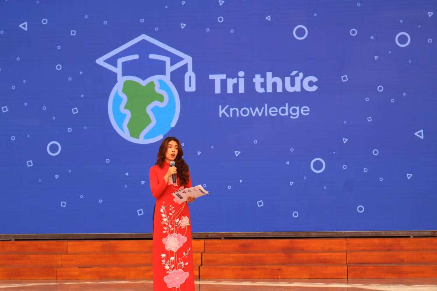 Cô Nguyễn Thị Ngọc Lan - giáo viên lớp 4A2 Trường Tiểu học Việt-Úc chia sẻ một vài quan điểm về yếu tố tri thức. Trong đó, cô nhấn mạnh giáo viên không phải người truyền thụ kiến thức mà phải là người truyền cảm hứng, niềm say mê học tập. Khi đó kiến thức các con có được không chỉ là kiến thức thầy cô giao cho mà nó là kiến thức các con chủ động tìm tòi, hiểu, khám phá, thỏa mãn trí tò mò của bản thân. Hãy ngừng yêu cầu các con phải ngoan, phải trật tự như con rô bốt trong 4 bức tường. Hãy tạo cho các con tâm thế thoải mái, chủ động đón nhận kiến thức, mở rộng không gian học tập của các con. Ảnh: Đỗ Thơm