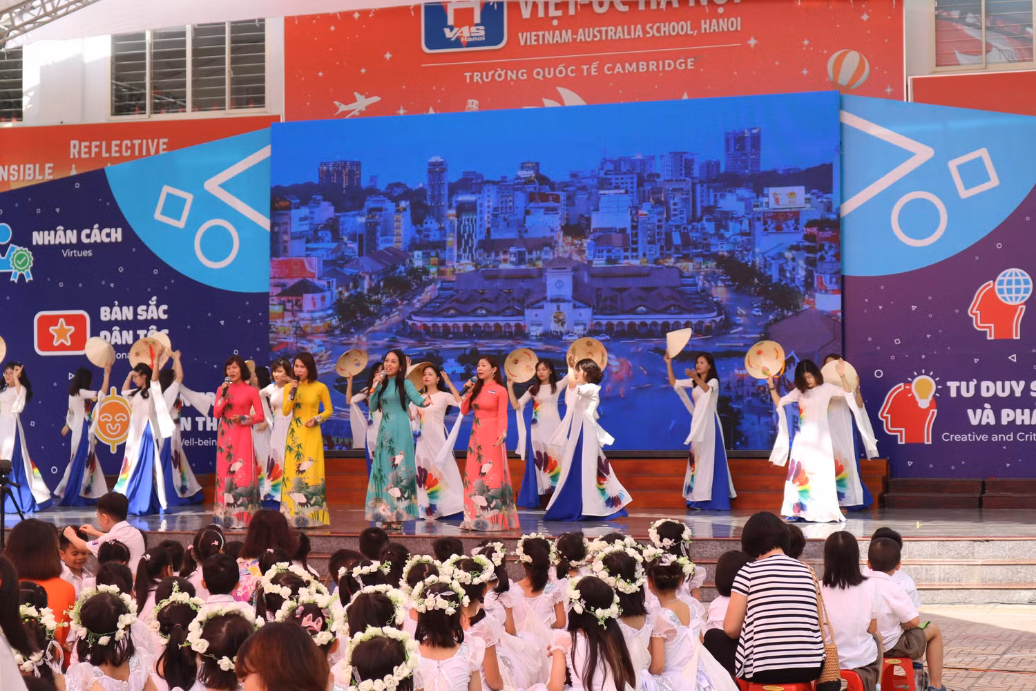 Một tiết mục văn nghệ của các giáo viên trong trường. Ảnh: Đỗ Thơm