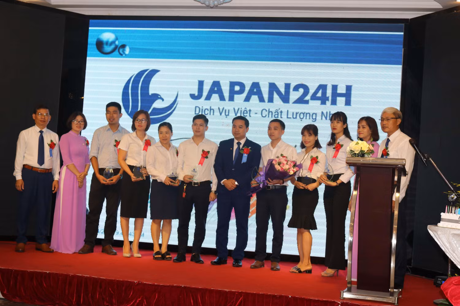 Ban lãnh đạo Công ty tri ân cán bộ, nhân viên. Ảnh: Đỗ Thơm
