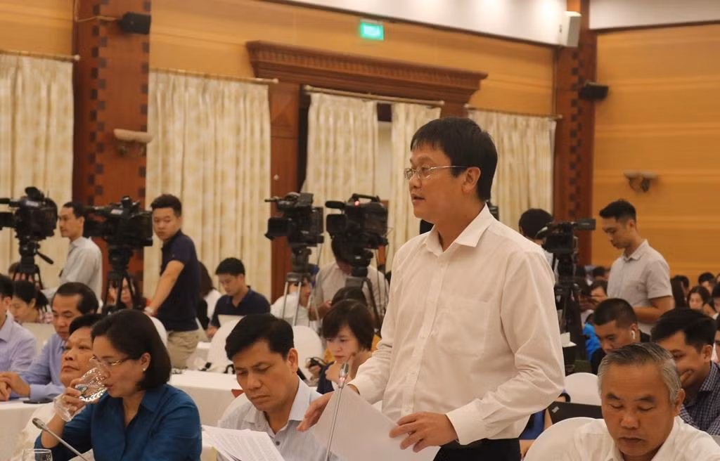 Thứ trưởng Bộ Giáo dục và Đào tạo Lê Hải An trả lời tại họp báo về vụ việc Đại học Đông Đô. Ảnh: Đỗ Thơm