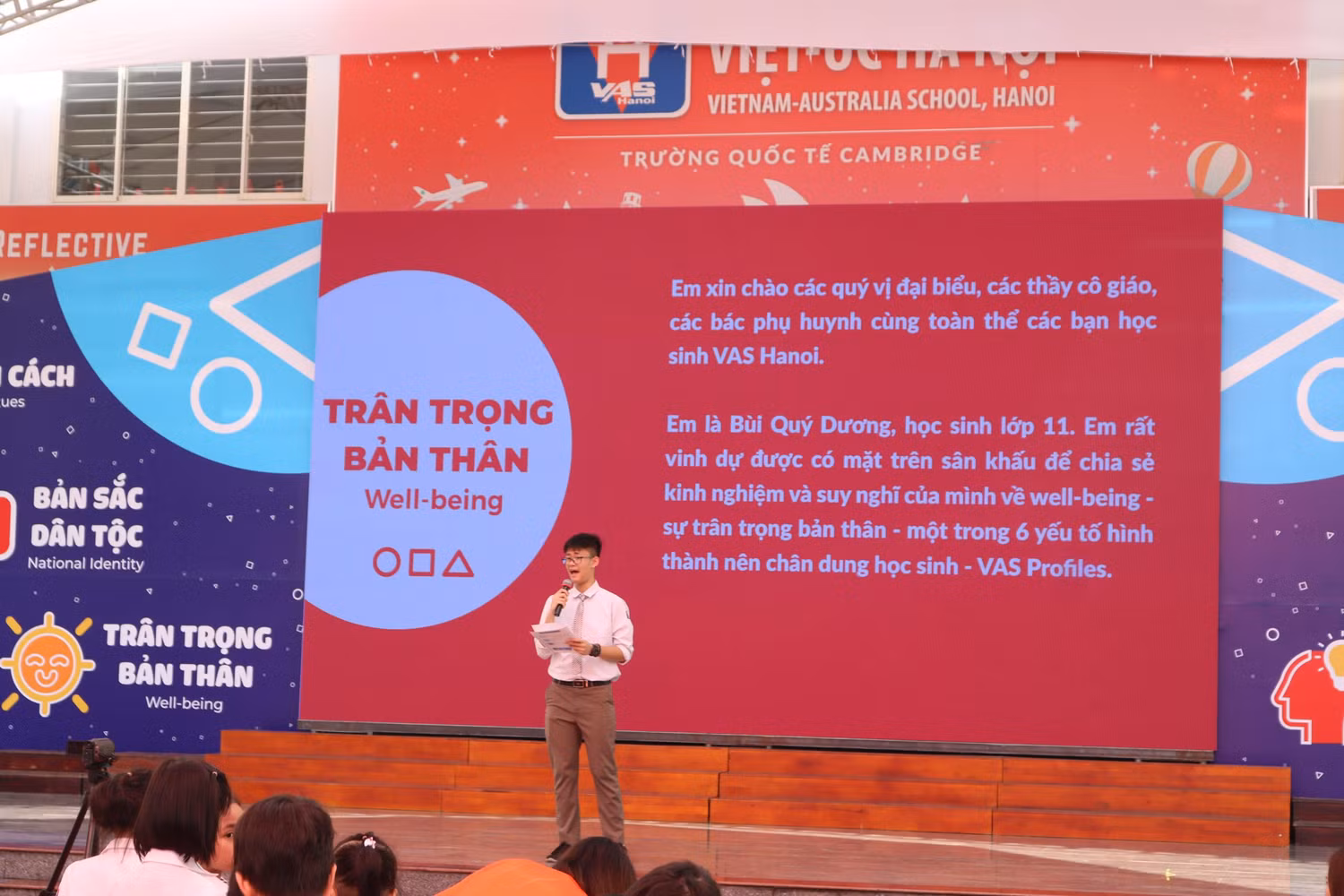 Học sinh Bùi Quý Dương - lớp 11 chia sẻ về một trong 6 yếu tố hình thành nên chân dung học sinh Trường Việt-Úc Hà Nội, cùng với đó là mục tiêu trong năm học này của Dương. Ảnh: Đỗ Thơm