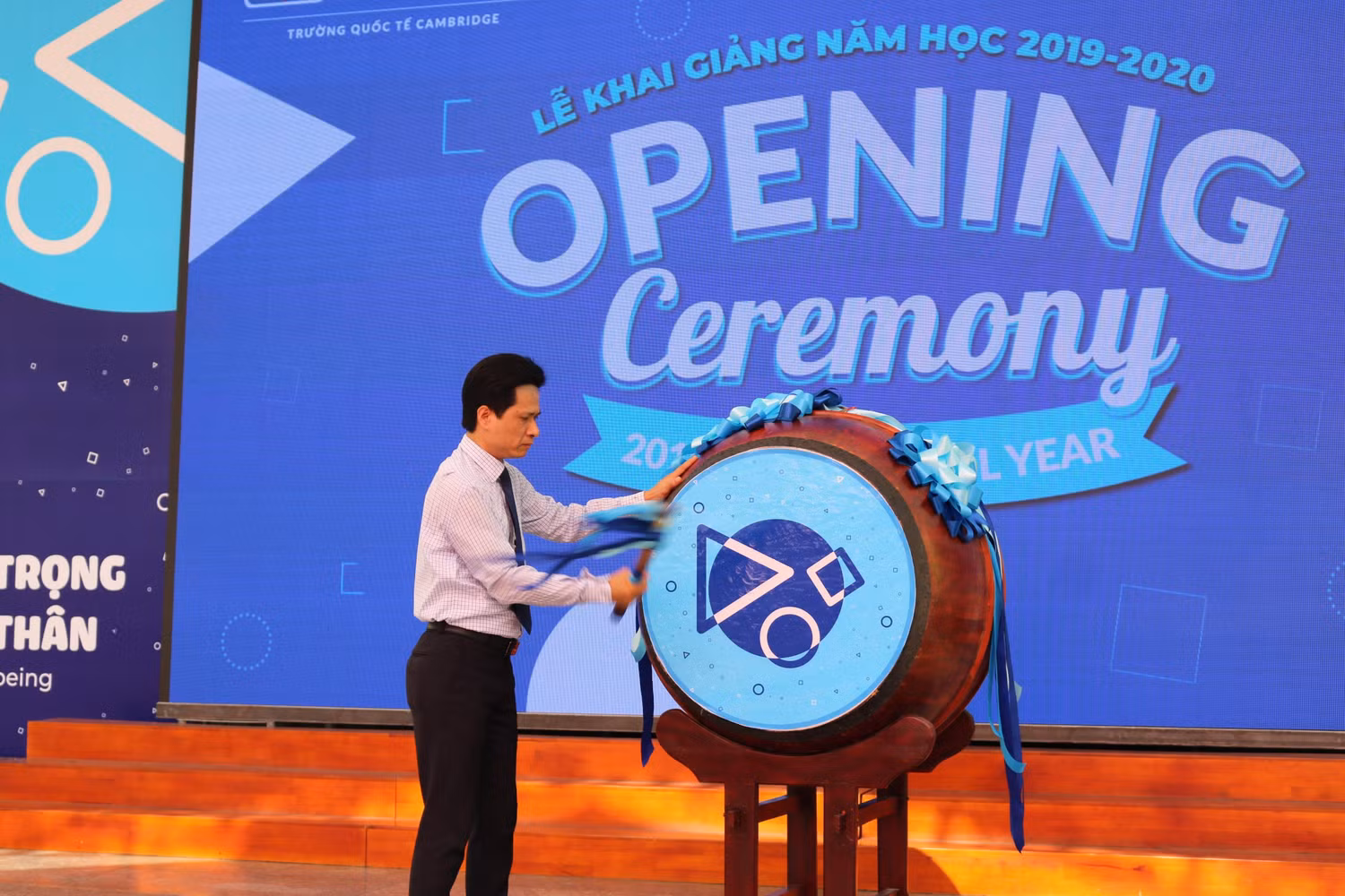 Thầy Nguyễn Văn Tiến - Phó Hiệu trưởng Trường phổ thông liên cấp Việt-Úc Hà Nội đánh hồi trống khai giảng năm học mới. Ảnh: Đỗ Thơm