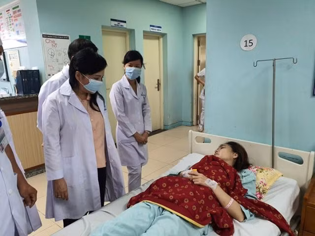 Bộ trưởng Nguyễn Thị Kim Tiến thăm bệnh nhân sốt xuất huyết đang điều trị tại Bệnh viện Đa khoa tỉnh Đồng Nai. Bộ trưởng Nguyễn Thị Kim Tiến thăm bệnh nhân sốt xuất huyết đang điều trị tại Bệnh viện Đa khoa tỉnh Đồng Nai.