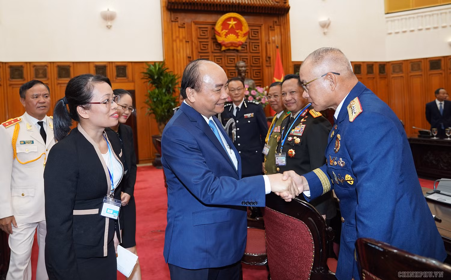 Thủ tướng trò chuyện với các đại biểu tham dự buổi tiếp. Ảnh: VGP Thủ tướng trò chuyện với các đại biểu tham dự buổi tiếp. Ảnh: VGP
