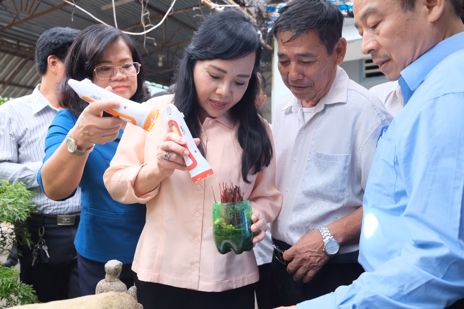 Bộ trưởng Nguyễn Thị Kim Tiến kiểm tra các vật chứa nước tại hộ gia đình ở phường Tam Phước, Biên Hòa, Đồng Nai. Bộ trưởng Nguyễn Thị Kim Tiến kiểm tra các vật chứa nước tại hộ gia đình ở phường Tam Phước, Biên Hòa, Đồng Nai.