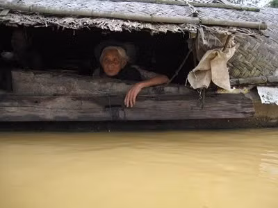 Bà cụ này đã chứng kiến biết bao nhiêu cơn bão lũ tàn phá mảnh đất quê hương?