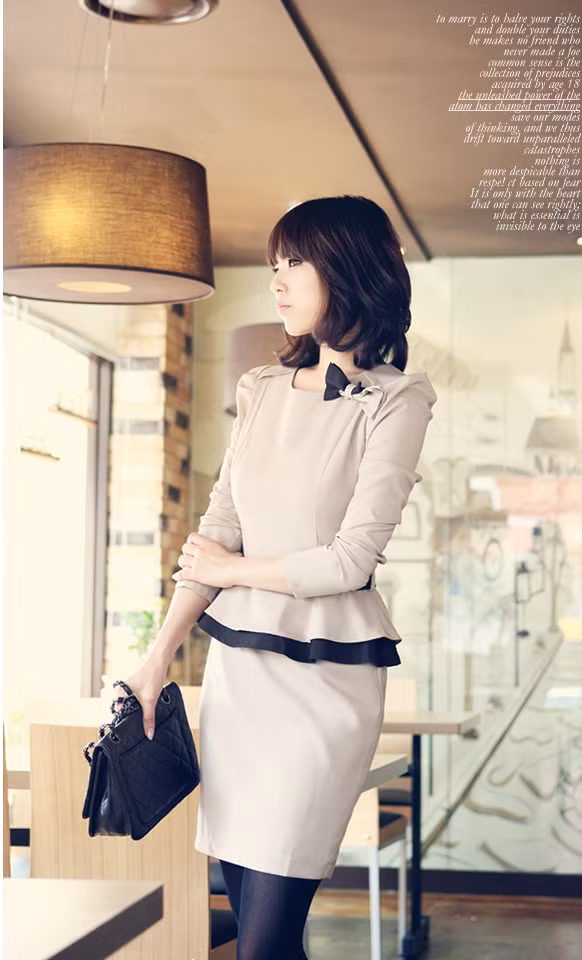 Bạn đang ngại mặc váy liền thân chỉ vì chúng sẽ phô ra phần vai thô ngang của bạn, vậy những chiếc váy tay bồng hoặc có những điểm nhấn xinh xắn ở phần vai chính là "cứu cánh" cho bạn. Bạn đang ngại mặc váy liền thân chỉ vì chúng sẽ phô ra phần vai thô ngang của bạn, vậy những chiếc váy tay bồng hoặc có những điểm nhấn xinh xắn ở phần vai chính là "cứu cánh" cho bạn.