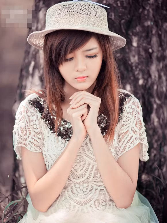 Lily Luta Xuất hiện với tư cách là teen model sau cuộc thi Avonmissy 2012, Lily Luta (tên thật là Nguyễn Thị Lượm - sinh năm 1992) nhanh chóng trở thành hot girl nổi tiếng của đất Sài thành. Cô nàng này sở hữu một gương mặt như búp bê, làn da trắng, và đôi chân dài miên man. Đặc biệt là đôi mắt buồn xa xăm của cô nàng luôn có một sức hút đến lạ kỳ.