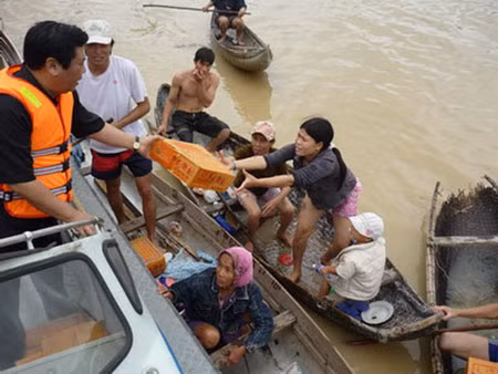 Những thùng đồ cứu trợ làm ấm lòng những người dân miền Trung...