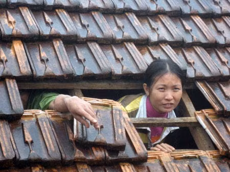 Những viên ngói hàng ngày vẫn giúp họ che chắn nắng mưa..