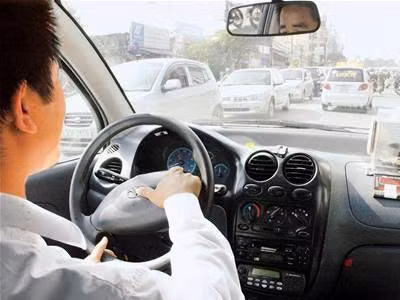 3. Hãy nhìn càng xa càng tốt, dù bạn không thể nhìn thấy tất cả chi tiết. Đặc biệt lưu ý đến tín hiệu đèn và hướng di chuyển của các xe phía trước. Điều này sẽ giúp bạn phản ứng tốt hơn. 3. Hãy nhìn càng xa càng tốt, dù bạn không thể nhìn thấy tất cả chi tiết. Đặc biệt lưu ý đến tín hiệu đèn và hướng di chuyển của các xe phía trước. Điều này sẽ giúp bạn phản ứng tốt hơn.