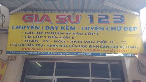 Bảng hiệu quảng cáo của cơ sở gia sư 123 ghi rõ: Dạy kèm và cả hoạt động bán trú (ảnh: P.L)
