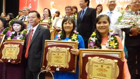 Cô Thúy (phải) trong lần vinh dự nhận giải thưởng Võ Trường Toản tại TP.HCM (Ảnh: Báo Tuổi Trẻ) Cô Thúy (phải) trong lần vinh dự nhận giải thưởng Võ Trường Toản tại TP.HCM (Ảnh: Báo Tuổi Trẻ)