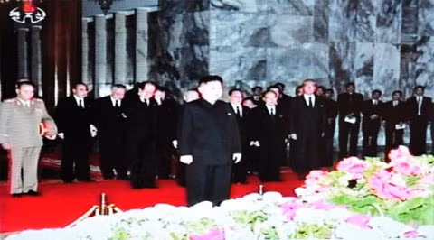 Đại tướng Kim Jong-un cùng các quan chức đảng, chính phủ và quân đội Triều Tiên tới viếng thi hài của Chủ tịch Kim. Ảnh chụp màn hình: AFP Đại tướng Kim Jong-un cùng các quan chức đảng, chính phủ và quân đội Triều Tiên tới viếng thi hài của Chủ tịch Kim. Ảnh chụp màn hình: AFP