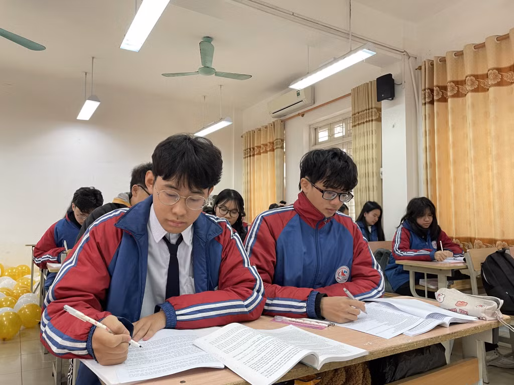 Em Nguyễn Minh Tường (bên trái) đoạt giải Nhất môn Sử kỳ thi chọn học sinh giỏi quốc gia năm học 2023-2024 (Ảnh: LA)