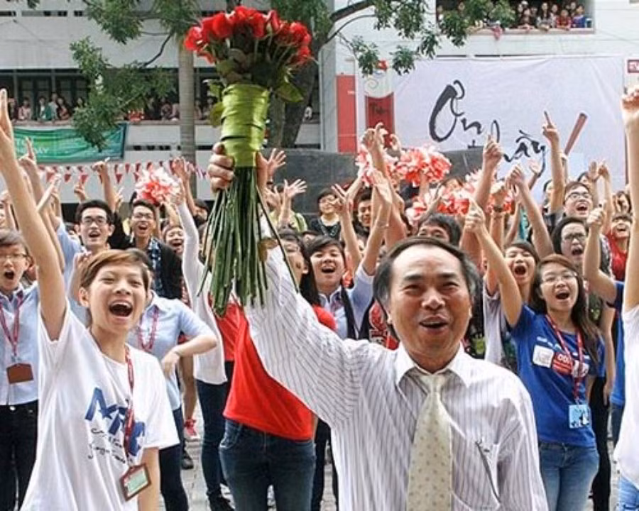 Chùm ảnh: Hiệu trưởng ĐH Ngoại thương nhảy flashmob cùng sinh viên