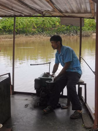 Nhiều năm nay, ông Trần Văn Khương cần mẫn chở đò miễn phí đưa học sinh qua sông để đến trường.