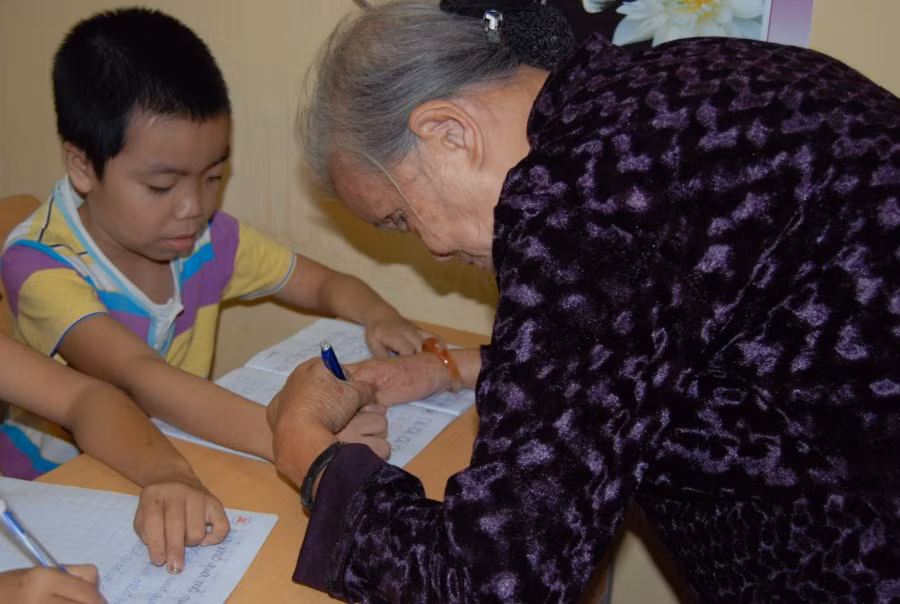 Lạm bàn về tinh thần tự học của học sinh, sinh viên Việt Nam ảnh 3 Bà giáo 80 tuổi: Sẽ còn dạy tình nguyện đến khi chân chậm, mắt mờ