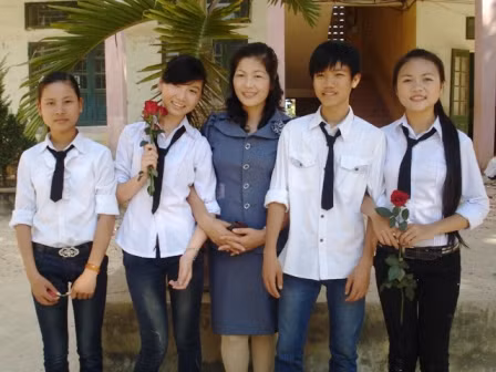Cô Trần Thị Hà cùng học trò của mình tại Trường THCS Phú Nhuận, huyện Như Thanh (Thanh Hóa). Cô Trần Thị Hà cùng học trò của mình tại Trường THCS Phú Nhuận, huyện Như Thanh (Thanh Hóa).