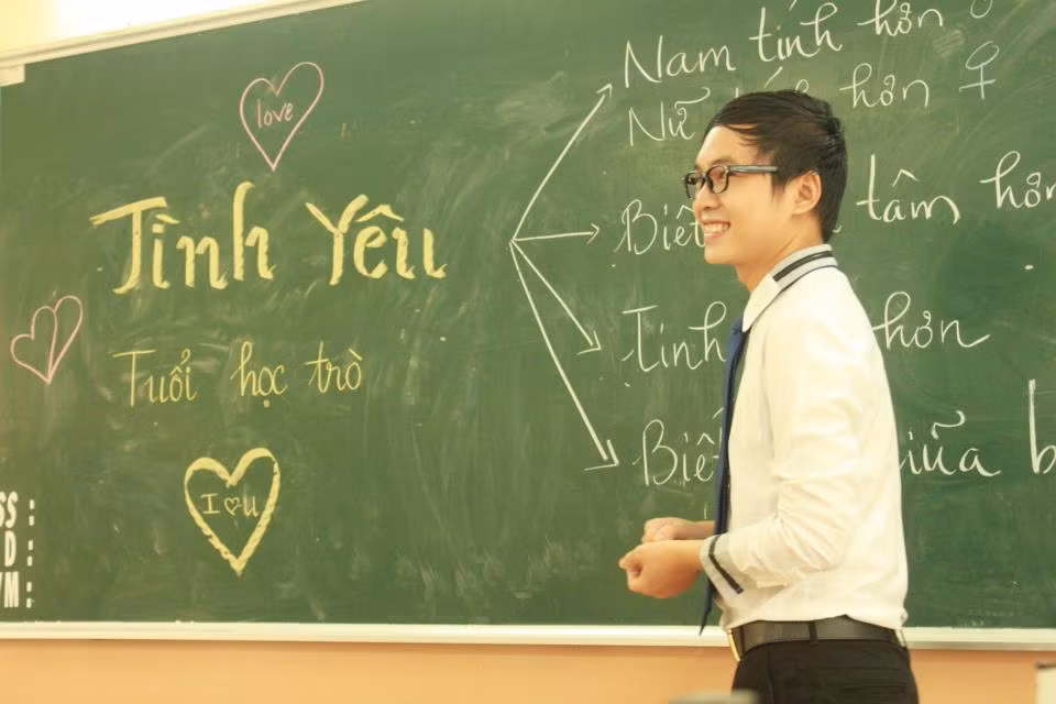 Thầy Khắc Hiếu cho rằng, nghề giáo là một nghề hấp dẫn. Thầy Khắc Hiếu cho rằng, nghề giáo là một nghề hấp dẫn.