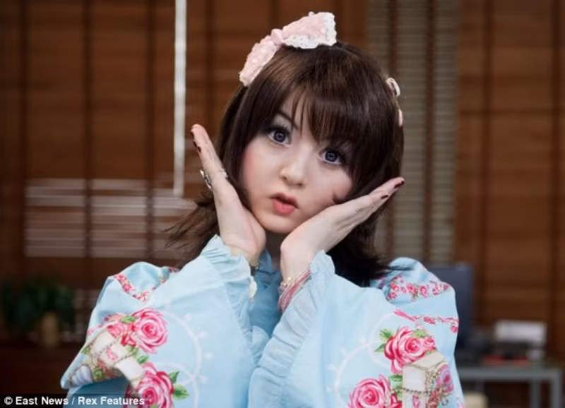Không chỉ ảnh hưởng đến ngoại hình, mà cả giọng nói của Angelic cũng như một em bé Nhật. Bản thân Angelic cho rằng, sở dĩ cô có giọng như vậy, vì cô nói đến 5 thứ tiếng và trọng âm, ngữ điệu bị lẫn với nhau. Những hot girl xinh đẹp làm "điên đảo" cư dân mạng (P6) Ngắm vẻ đẹp kiêu sa của Á hậu Hoàng Anh Những hot girl xinh đẹp làm "điên đảo" cư dân mạng (P5) >>Những nữ sinh đẹp hơn cả búp bê Babie Những khoảnh khắc đáng yêu của Á hậu Dương Tú Anh Không chỉ ảnh hưởng đến ngoại hình, mà cả giọng nói của Angelic cũng như một em bé Nhật. Bản thân Angelic cho rằng, sở dĩ cô có giọng như vậy, vì cô nói đến 5 thứ tiếng và trọng âm, ngữ điệu bị lẫn với nhau. Những hot girl xinh đẹp làm "điên đảo" cư dân mạng (P6) Ngắm vẻ đẹp kiêu sa của Á hậu Hoàng Anh Những hot girl xinh đẹp làm "điên đảo" cư dân mạng (P5) >>Những nữ sinh đẹp hơn cả búp bê Babie Những khoảnh khắc đáng yêu của Á hậu Dương Tú Anh