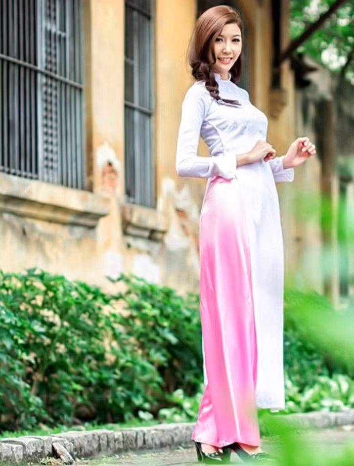 Thúy Vân chia sẻ: "Trở lại trường cũ, em cảm giác mọi thứ vẫn còn rất thân quen. Biết bao nhiêu kỷ niệm với bè bạn, thầy cô giáo ở ngôi trường này khiến em nhớ lại những tháng ngày học sinh yêu dấu. Em chỉ ước mong mình mãi mãi là một cô bé hồn nhiên như thuở nào, được khoác áo học sinh trở về lớp cũ, được ngồi lắng nghe thầy cô giảng bài, được đùa chơi, nghịch ngợm với những người bạn vô tư, đáng yêu của mình...". Chùm ảnh: Những tấm thiệp đầy ý nghĩa mừng ngày Nhà giáo Việt Nam Chùm ảnh: Báo tường độc đáo kỷ niệm ngày 20/11 Những hình ảnh xúc động về "lớp học tật nguyền" của bà lão 80 tuổi Những hình ảnh xúc động... "Mẹ hiền của chúng con" Chùm ảnh: "Phiêu" cùng xe tự chế độc nhất vô nhị của học trò vùng cao Những bức ảnh đen trắng quý hiếm về học sinh thời chiến >>Phát sốt vì 4 nữ giáo viên xinh đẹp Thúy Vân chia sẻ: "Trở lại trường cũ, em cảm giác mọi thứ vẫn còn rất thân quen. Biết bao nhiêu kỷ niệm với bè bạn, thầy cô giáo ở ngôi trường này khiến em nhớ lại những tháng ngày học sinh yêu dấu. Em chỉ ước mong mình mãi mãi là một cô bé hồn nhiên như thuở nào, được khoác áo học sinh trở về lớp cũ, được ngồi lắng nghe thầy cô giảng bài, được đùa chơi, nghịch ngợm với những người bạn vô tư, đáng yêu của mình...". Chùm ảnh: Những tấm thiệp đầy ý nghĩa mừng ngày Nhà giáo Việt Nam Chùm ảnh: Báo tường độc đáo kỷ niệm ngày 20/11 Những hình ảnh xúc động về "lớp học tật nguyền" của bà lão 80 tuổi Những hình ảnh xúc động... "Mẹ hiền của chúng con" Chùm ảnh: "Phiêu" cùng xe tự chế độc nhất vô nhị của học trò vùng cao Những bức ảnh đen trắng quý hiếm về học sinh thời chiến >>Phát sốt vì 4 nữ giáo viên xinh đẹp