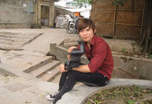 Phúc "đánh giày" đang làm cộng tác viên tại Đài truyền hình Việt Nam. Phúc "đánh giày" đang làm cộng tác viên tại Đài truyền hình Việt Nam.