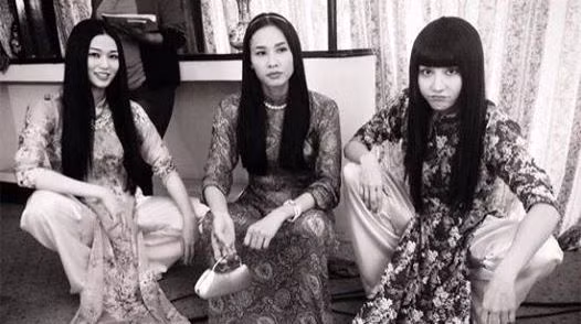 Tấm ảnh của ba người đẹp bị cư dân mạng "ném đá"