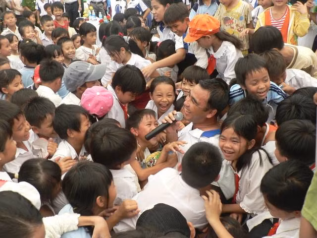 MC Quyền Linh trong vòng vây fan hâm mộ nhí
