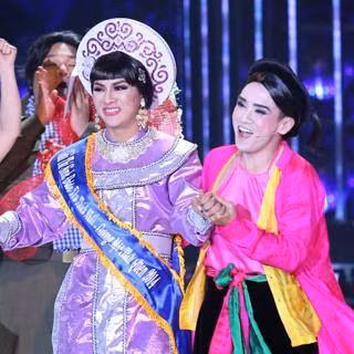 Khi tên người chiến thắng Hoài Lâm được xướng lên, Minh Thuận thân mật cầm tay "đàn em" lên nhận giải. Ảnh: NVCC.