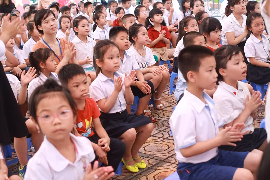 Thầy cô và các em học sinh trường Tiểu học và Trung học cơ sở Hà Nội - Thăng Long chăm chú theo dõi từng chi tiết của vở nhạc kịch "Chiến thắng Điện Biên Phủ - Niềm tự hào sống mãi" Thầy cô và các em học sinh trường Tiểu học và Trung học cơ sở Hà Nội - Thăng Long chăm chú theo dõi từng chi tiết của vở nhạc kịch "Chiến thắng Điện Biên Phủ - Niềm tự hào sống mãi"