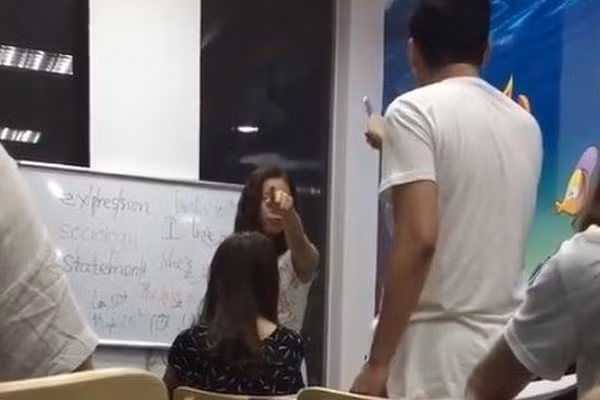 Người mắng học viên “mặt người óc lợn” bị phạt 5 triệu đồng (Ảnh cắt từ clip) Người mắng học viên “mặt người óc lợn” bị phạt 5 triệu đồng (Ảnh cắt từ clip)