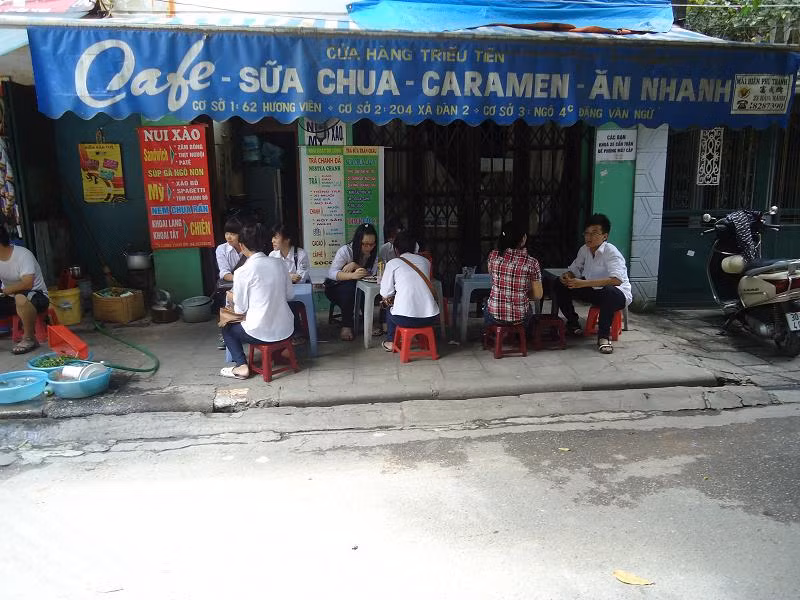 Hàng quán vỉa hè trường Kim Liên, nơi các bạn học sinh thường ra ngoài tụ tập. Đôi khi khu vực này còn có cả học sinh THCS LQĐ trốn tiết sang ngồi ăn uống.