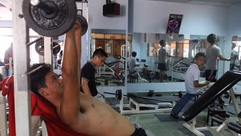 KTX ĐH Bách khoa TP.HCM trang bị phòng tập thể hình rộng rãi, thoáng mát là địa điểm thu hút khá đông sinh viên nam tập luyện hằng ngày.