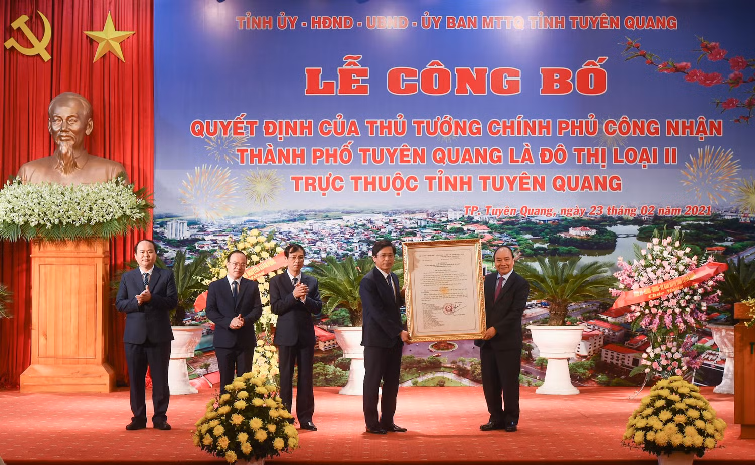 Thủ tướng Nguyễn Xuân Phúc đã dự lễ công bố Quyết định công nhận thành phố Tuyên Quang là đô thị loại II trực thuộc tỉnh Tuyên Quang. Ảnh: VGP