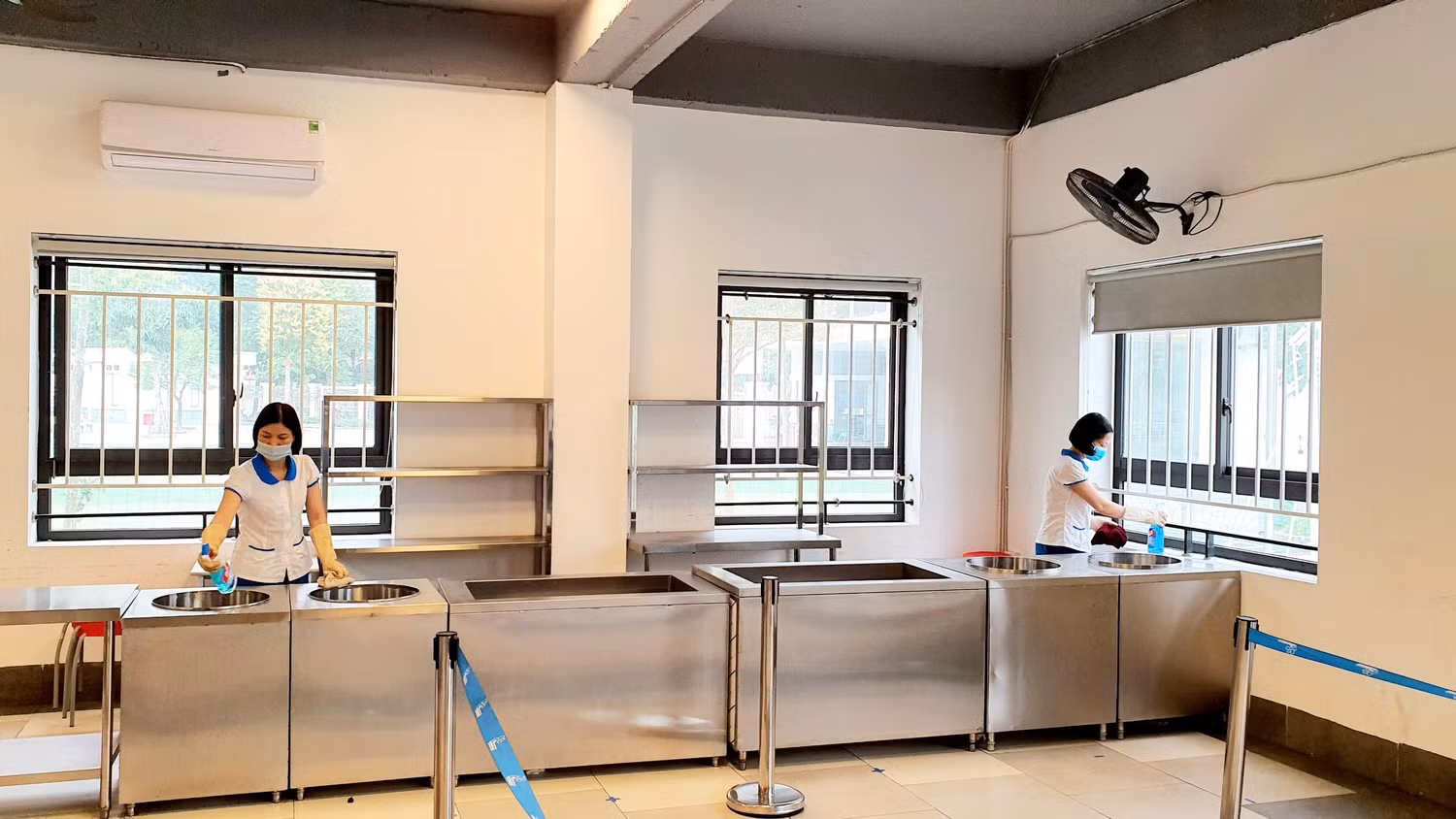 Nhân viên vệ sinh khu vực bếp ăn. Ảnh: NTCC Nhân viên vệ sinh khu vực bếp ăn. Ảnh: NTCC
